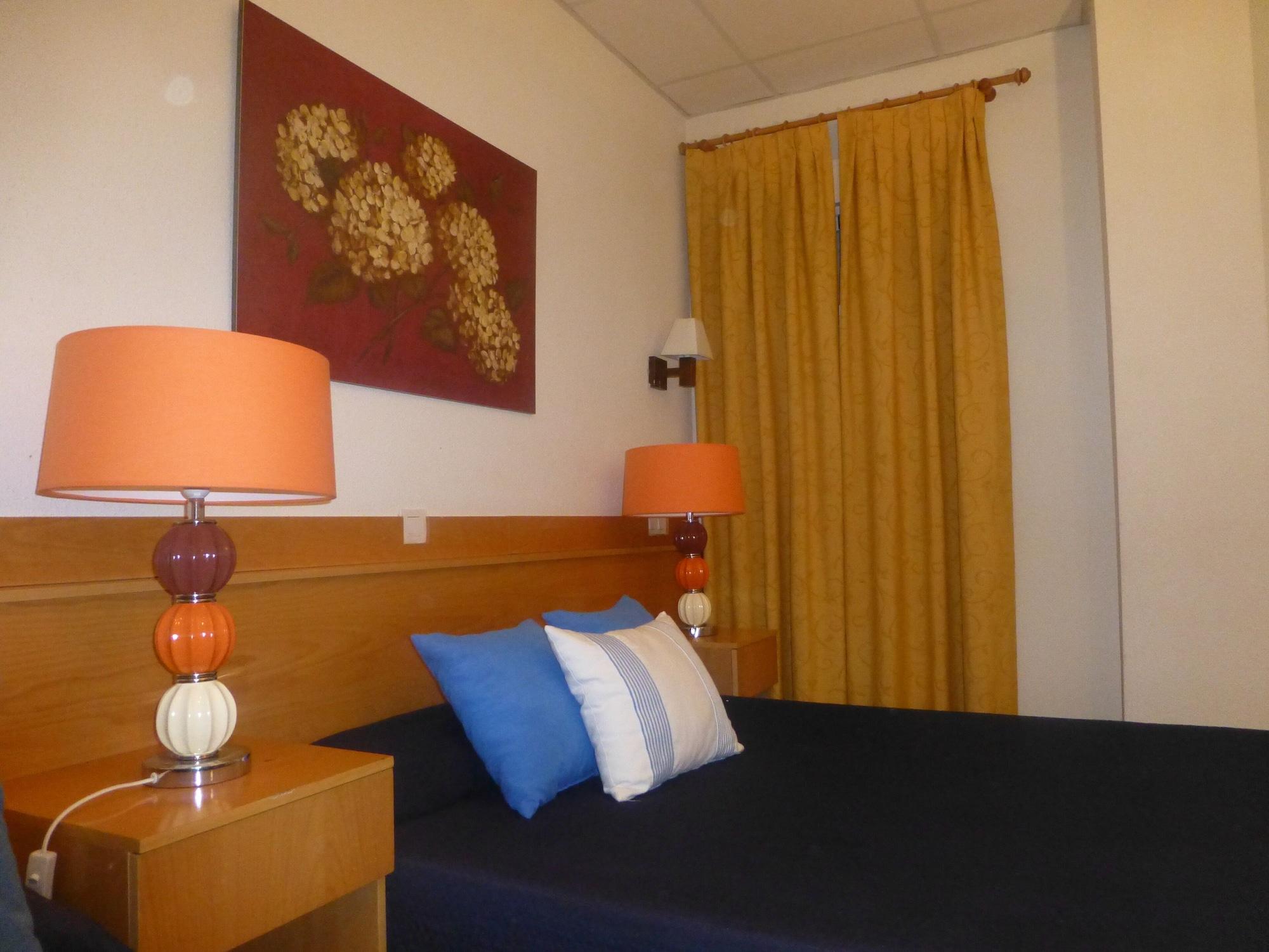 Hostal El Val Alcala de Henares Exterior photo