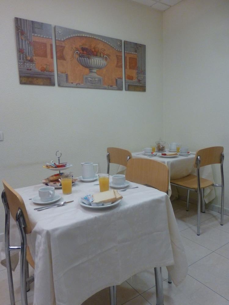 Hostal El Val Alcala de Henares Exterior photo